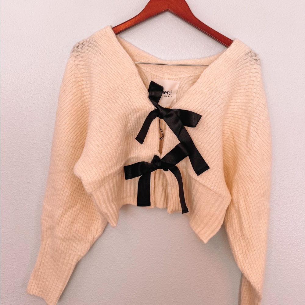 IVORY WHITE WITH BLACK BOW SWEATER